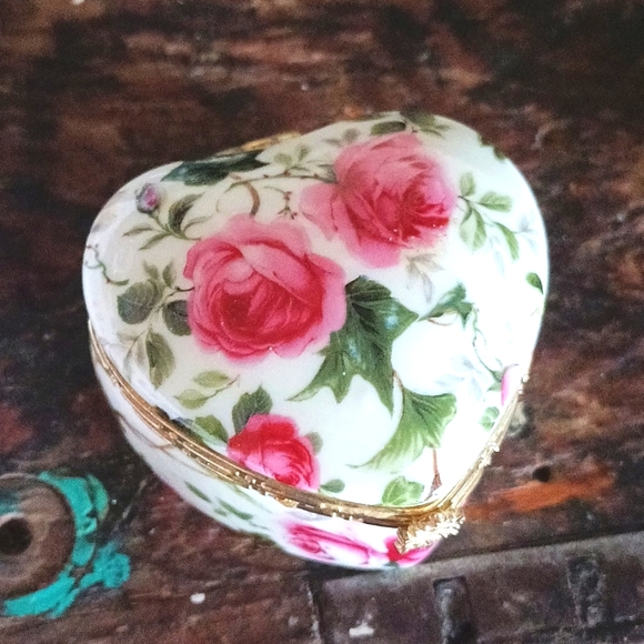 Heart trinket box w rose pattern - Picture 1 of 7